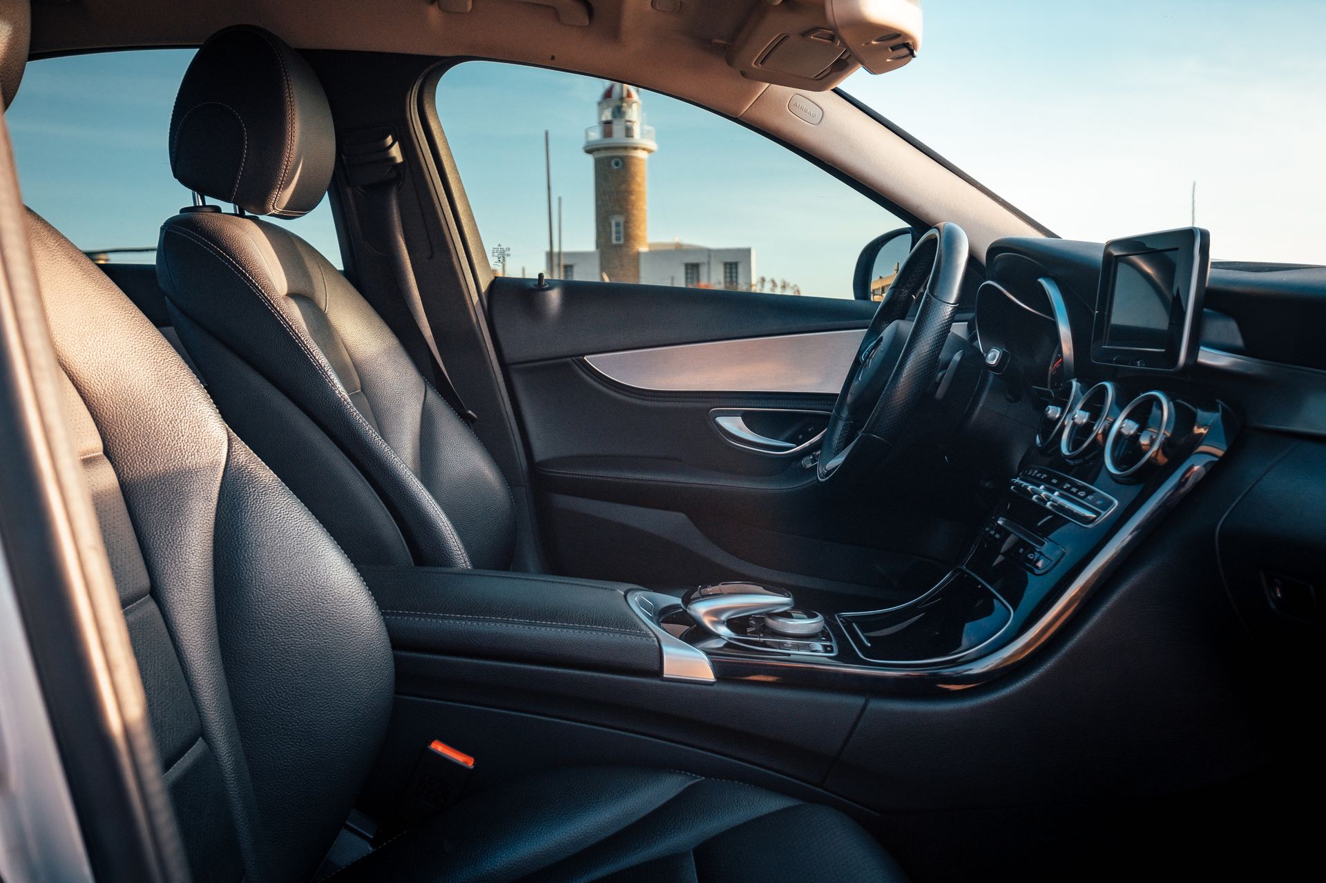 Interior premium con faro uruguayo a través de la ventanilla